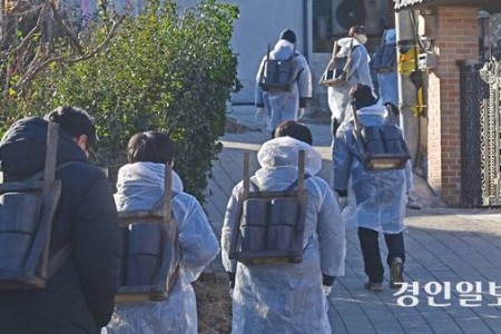 [현장르포] 인천 학익동 햇골마을 연탄나눔… 한파에도 ‘14㎏ 사랑’을 나눈다 이미지